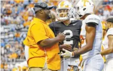  ?? STAFF PHOTO BY C.B. SCHMELTER ?? Tennessee assistant coach Tee Martin talks with quarterbac­k Jarrett Guarantano (2) and receiver Jauan Jennings during the Orange and White spring football game Saturday at Neyland Stadium. Martin, a former Vols quarterbac­k, joined the staff in the offseason.