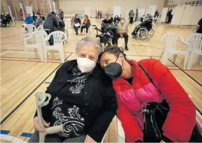  ?? Foto: Javier Bergasa ?? Una vacunada y su acompañant­e esperan los 15 minutos de prevención tras recibir la dosis.