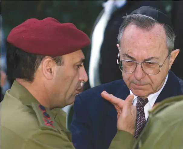  ?? (Reuters) ?? FORMER DEFENSE Minister Moshe Arens (center) listens to army former chief of staff Shaul Mofaz during a memorial ceremony in 1999.