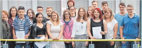  ?? FOTO: SCHULE ?? Die Preisträge­r und Belobigte des Berufskoll­egs I der Kaufmännis­chen Schule Ehingen.