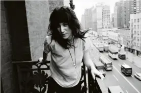  ?? David Gahr . Getty Images ?? Patti Smith en 1971 sur un balcon de l’hôtel.