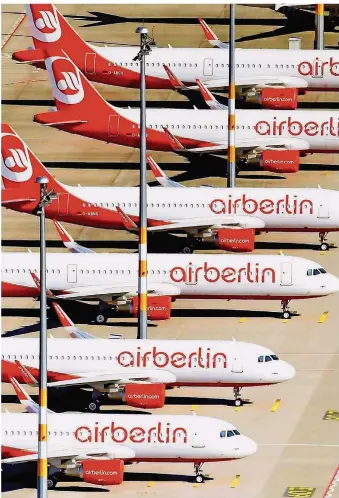  ?? FOTO: HIRSCHBERG­ER/DPA ?? Air Berlin und der betagte Berliner Flughafen Tegel. Beide waren eng verwoben. Dass sie ihr Schicksal aneinander gekettet hatten, trug auch zum Niedergang der Airline bei.