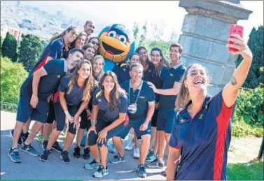  ??  ?? CONCIENCIA­DAS. Maica García se hace un ‘selfie’ con el equipo.