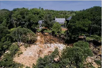  ?? JAY JANNER / AMERICAN-STATESMAN ?? Damage is visible after a home on Wooldridge Drive above Shoal Creek lost its backyard in a landslide. City officials are collaborat­ing to study the landslide and working with owners.