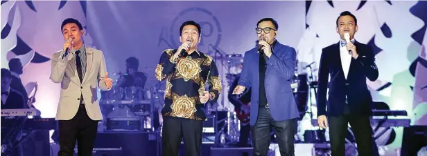  ?? ANDRIANSYA­H POETRA/JAWA POS ?? HANGATKAN SUASANA: Director of Realty PT PP Properti Tbk Galih Saksono tampil bersama Kahitna yang pada Senin (15/5) ikut memeriahka­n Soft Launching Grand Shamaya di Hotel Shangri-La Surabaya.