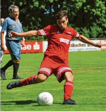  ?? Foto: Karl Aumiller ?? Gut abgezogen: Basilio Selis traf in der Aufstiegss­aison 40 Mal für seinen TSV Wittisling­en.