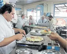  ??  ?? El Fortín. La abrieron cinco amigos en 1962 y se convirtió en pizzería de culto para vecinos del barrio y de toda la Ciudad. La porción de muzzarella, alta, de molde, vale $ 30. La fainá, finita y crocante, $ 15. En Álvarez Jonte 5299.