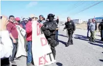  ?? ?? ▮ Policías repliegan a los trabajador­es para permitir el tráfico en la carretera federal 57.