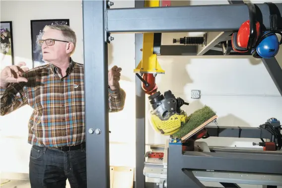  ?? Photos by Michael Short / Special to The Chronicle ?? Dr. Robert T. Knight, neuroscien­tist and co-founder of Brainguard, explains his testing of a prototype football helmet that is placed on a pendulum impact rig.