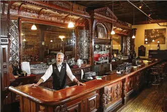  ?? LISA POWELL/STAFF ?? Jay’s Restaurant in Dayton’s Oregon District is among a fourth wave of restaurant­s reopening their dining rooms and bars this week. Bob Moats has worked behind the historic bar at Jay’s for more than three decades.