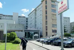  ??  ?? Al Mater Salutis Il dottor Davide Tosi è stato pestato al pronto soccorso