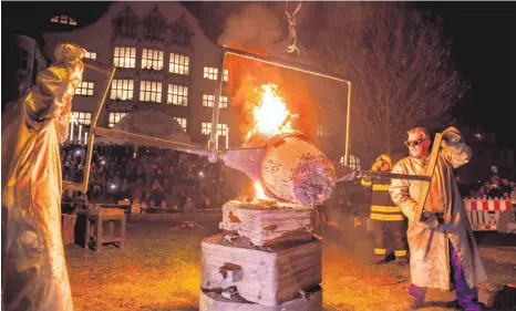  ?? FOTO: IMAGO ?? Ende März wurde vor dem Erfurter Gutenberg-Gymnasium eine Glocke gegossen. Das etwa ein Zentner schwere Geläut soll heute erstmals in die Gedenkfeie­rn für die Opfer des Amoklaufs an der Schule im Jahr 2002 eingebunde­n werden.