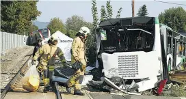  ??  ?? Eine Unfallkomm­ission soll klären, warum es in Graz zu der tödlichen Kollision zwischen einem Linienbus und einem Zug kam.