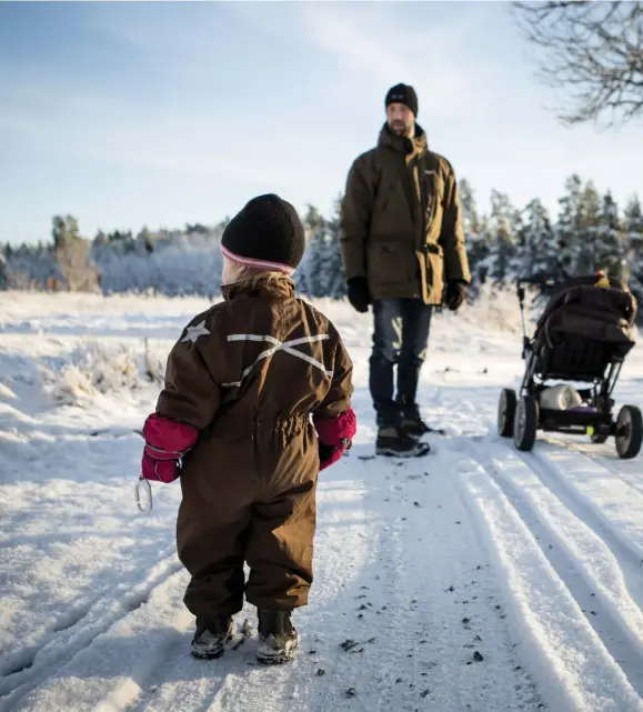  ??  ?? Fem pappamånad­er istället för tre. Det föreslår regeringen­s utredare. En av förhoppnin­garna är att pappor ska ta ut fler dagar när barnet är litet.