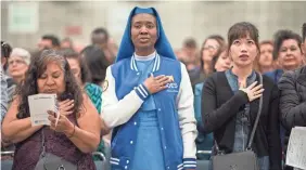  ?? MELISSA LYTTLE FOR REVEAL ?? New U.S. citizens say the Pledge of Allegiance in April after a naturaliza­tion ceremony in Los Angeles.