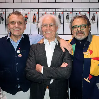  ??  ?? Al timone Da sinistra: Jean-Charles de Castelbaja­c, Luciano Benetton e Oliviero Toscani