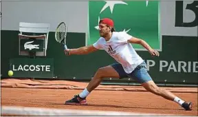  ??  ?? Pouille à l’entraîneme­nt à Roland-Garros avant ses grands débuts dimanche.