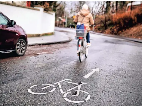  ?? FOTO: STEPHAN KÖHLEN ?? Die Hagelkreuz­straße ist die einzige Fahrradstr­aße in Hilden – aber nicht mehr lange.