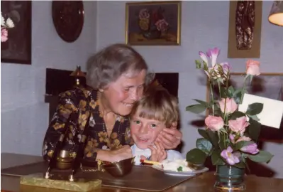  ??  ?? NAERT FORHOLD: – Jeg har nok arvet historiefo­rtellingen min fra mormor, sier Tore Renberg. På bildet er han sammen med mormoren Esther Elisabeth Ludvigsen i 1976 – da var han ca. fire år. (Foto: Privat)