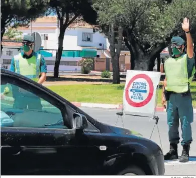  ?? ALBERTO DOMÍNGUEZ ?? Control de la Guardia Civil.