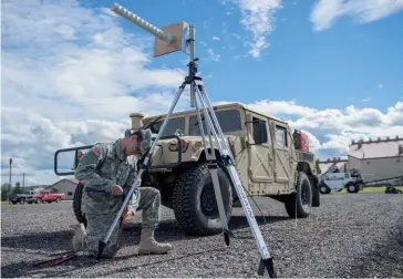  ??  ?? Photo ci-dessus : Un soldat américain, affecté au 527e escadron d’agresseur spatial, participe à un exercice depuis la base Eielson en Alaska. Cette unité spéciale de l’US Air Force, qui fait partie des deux unités « Space Agressors », a été imaginée dans le but de se préparer à tous les scénarios possibles en cas de conflit délocalisé sur des infrastruc­tures spatiales stratégiqu­es. (© US Air Force/ Shawn Nickel)