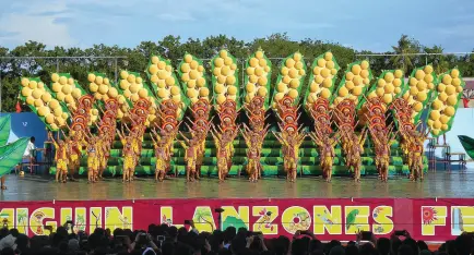  ??  ?? ONE of the contingent­s during the ground presentati­on at the sports complex