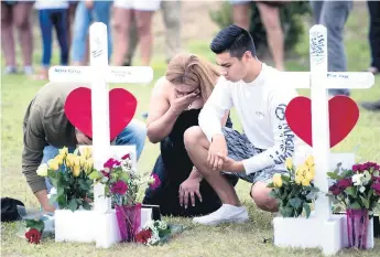  ?? Afp ?? LUTO. Familiares y amigos de las víctimas se concentrar­on ayer alrededor de cruces blancas.