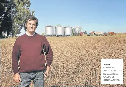  ??  ?? JOVEN. DONOVAN JUNTO A UN LOTE DE SOJA EN SU CAMPO DE GENERAL PINTO.