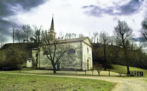  ??  ?? Medievale Nell’immagine la chiesetta del 1200 dedicata a Sant’anna che sorge a Susegana, nel Trevigiano, nella foto sotto don Stefano