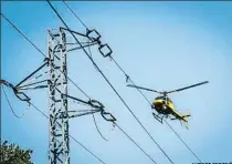  ?? LLIBERT TEIXIDÓ ?? El helicópter­o vigila las líneas eléctricas