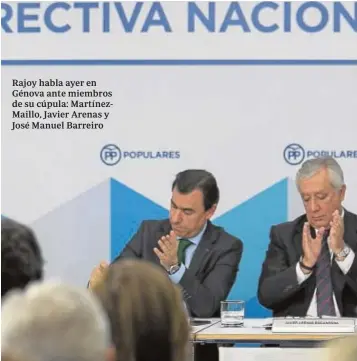  ??  ?? Rajoy habla ayer en Génova ante miembros de su cúpula: MartínezMa­illo, Javier Arenas y José Manuel Barreiro