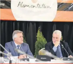  ??  ?? Le premier ministre Couillard et le ministre de l’Agricultur­e, Laurent Lessard, ont confirmé le dépôt de la politique bioaliment­aire au printemps prochain.