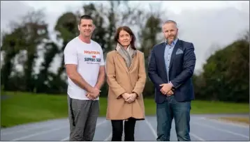  ??  ?? Martina Cox with Alan Quinlan and Eoin Conroy, representi­ng the run organiser.