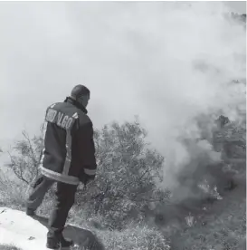  ??  ?? Bomberos esperaron a los refuerzos de zonas aledañas.