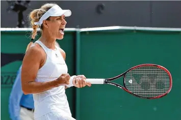  ?? Foto: afp, dpa ?? Jubelpose: Angelique Kerber freut sich über ihre Erfolge in Wimbledon: Im Achtelfina­le am heutigen Montag wartet eine schwie rige Aufgabe.