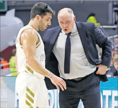  ??  ?? Pablo Laso da instruccio­nes a Facundo Campazzo esta temporada, antes del parón por el coronaviru­s.