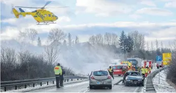  ?? FOTO: RALF ZWIEBLER ?? Auch ein Rettungshu­bschrauber war im Einsatz nach dem Unfall am Samstag zwischen Machtolshe­im und Merklingen.