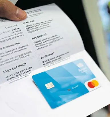  ?? Foto: dpa ?? Der Bundestag hat den Weg zur Einführung einer Bezahlkart­e für Geflüchtet­e und Asylbewerb­er frei gemacht.
