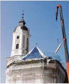 ?? Fotos: Klaus-dieter Kirschner ?? Ende März wird das Gerüst an der Dischinger Dorfkirche von oben her um einige Meter abgebaut, damit die Mauersegle­r wieder ihre Brutplätze erreichen.