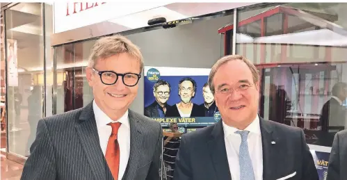  ?? RP-FOTO: PAVETIC ?? Intendant René Heinersdor­ff (l.) und Ministerpr­äsident Armin Laschet beim Theaterjub­iläum. Heute kritisiert Heinersdor­ff die Landesregi­erung.