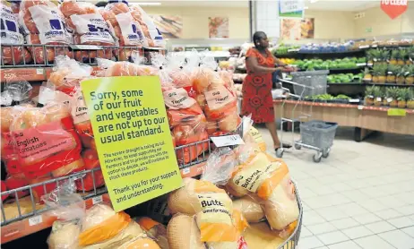  ?? Picture: JACKIE CLAUSEN ?? HOBSON’S CHOICE: Signs put up at this Pick n Pay store apologise for the poor quality of some of the fruit and vegetables