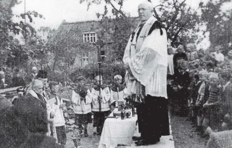  ?? FOTO: NN ?? Pater Vollmerig am 6. Juni 1948 bei der Grundstein­legung für die Notkirche in Hassum.