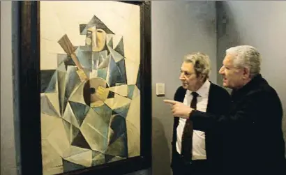  ?? FEDE CEDÓ ?? Luis Bassat, junto al artista, comentando una obra en la Nau Gaudí