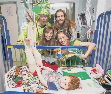  ?? Pictures: Habibur Rahman ?? SPECIAL VISIT The Jack and the Beanstalk cast from the Groundling­s Theatre visited QA hospital. The panto cast of Richard Stride, Travis Booth-Millard, Amelia Greco and Fleur de Wit are pictured with little Earnie Whitton