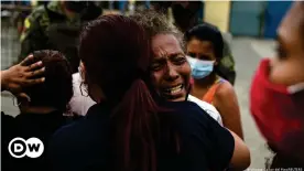  ??  ?? Angehörige trauern um die toten Häftlinge in Guayaquíl