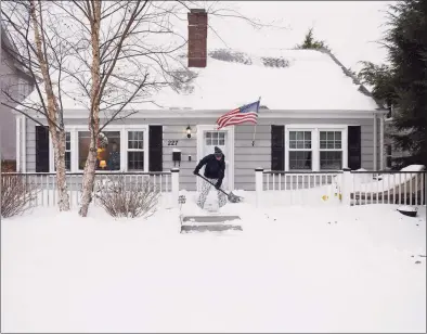  ?? Tyler Sizemore / Hearst Connecticu­t Media ?? Bret John shovels snow in front of his home in Chickahomi­ny on Thursday.