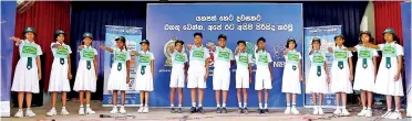  ??  ?? Students of Maliyadeva Model School Kurunegala making an environmen­tal pledge