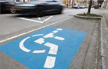  ?? ?? Eine Petition, die eine drastische Erhöhung der Strafen für die widerrecht­liche Nutzung von Behinderte­nparkplätz­en forderte, war im Februar gescheiter­t.