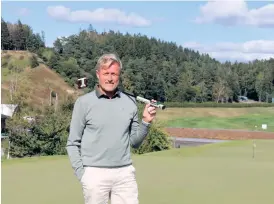  ?? BILD: MARTIN BJÖRKLUND ?? En husbilssem­ester väntar och till vintern kommer Christer Fuxborg och hans hustru Lena att arbeta som golfvärdar för golfsemest­rande svenskar på Kanarieöar­na.