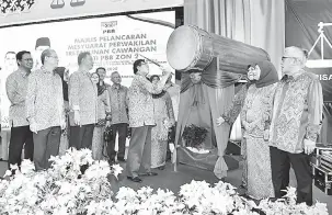  ??  ?? 1963 TETAP DIPAJAKKA: Abang Johari bejadika Aum Penyereta Tiga Taun Sekali Pampang Parti PBB Zon 2 di Dewan Suarah ditu, kemari ke bela dikemata ulih pemesai PBB bukai.